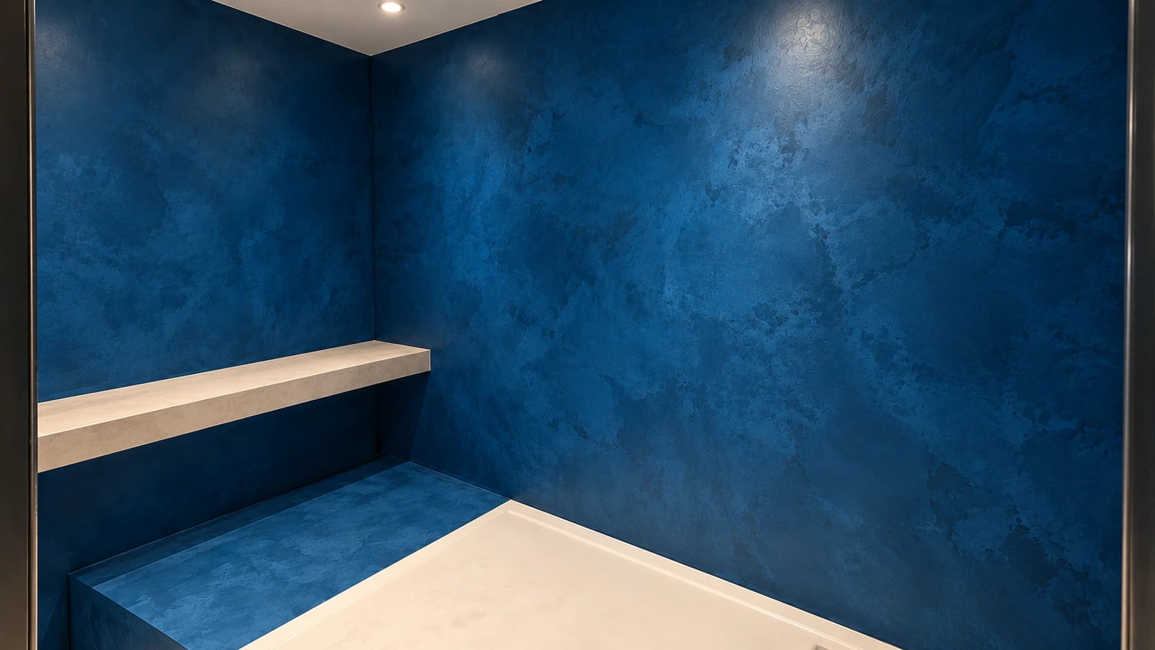 Acabado decorativo azul con textura y estante de madera
