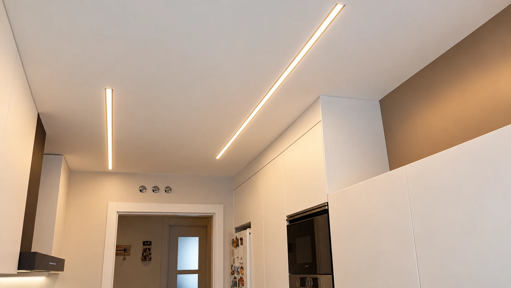 Techo de cocina con líneas de iluminación integradas